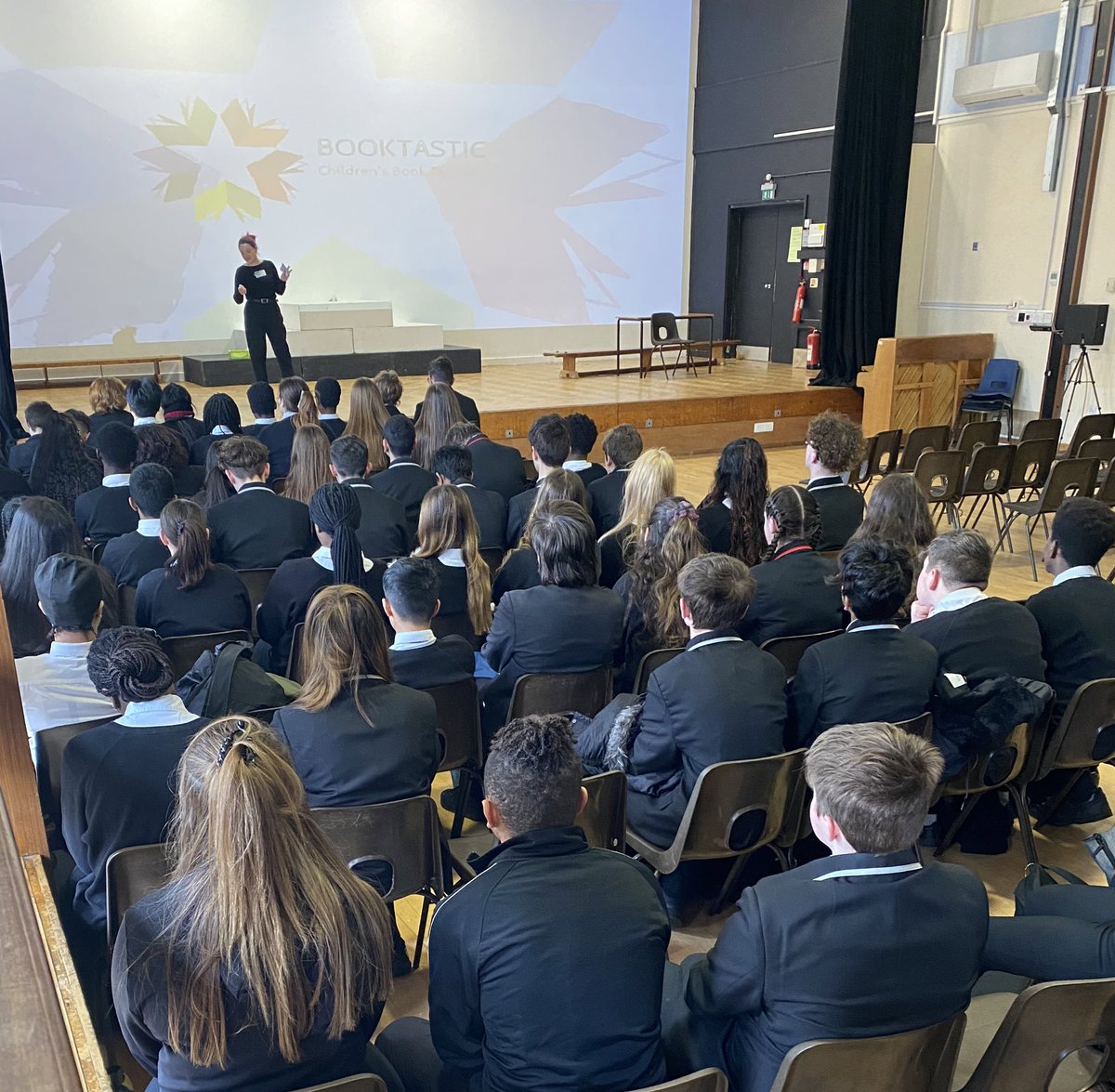 Ms_Holyoake's tweet photo. Today we were lucky to have the wonderful @RachaelRogan talking to our Yr11 about some fantastic opportunities at @BookTasticBeds https://t.co/iSRFj3ORn0