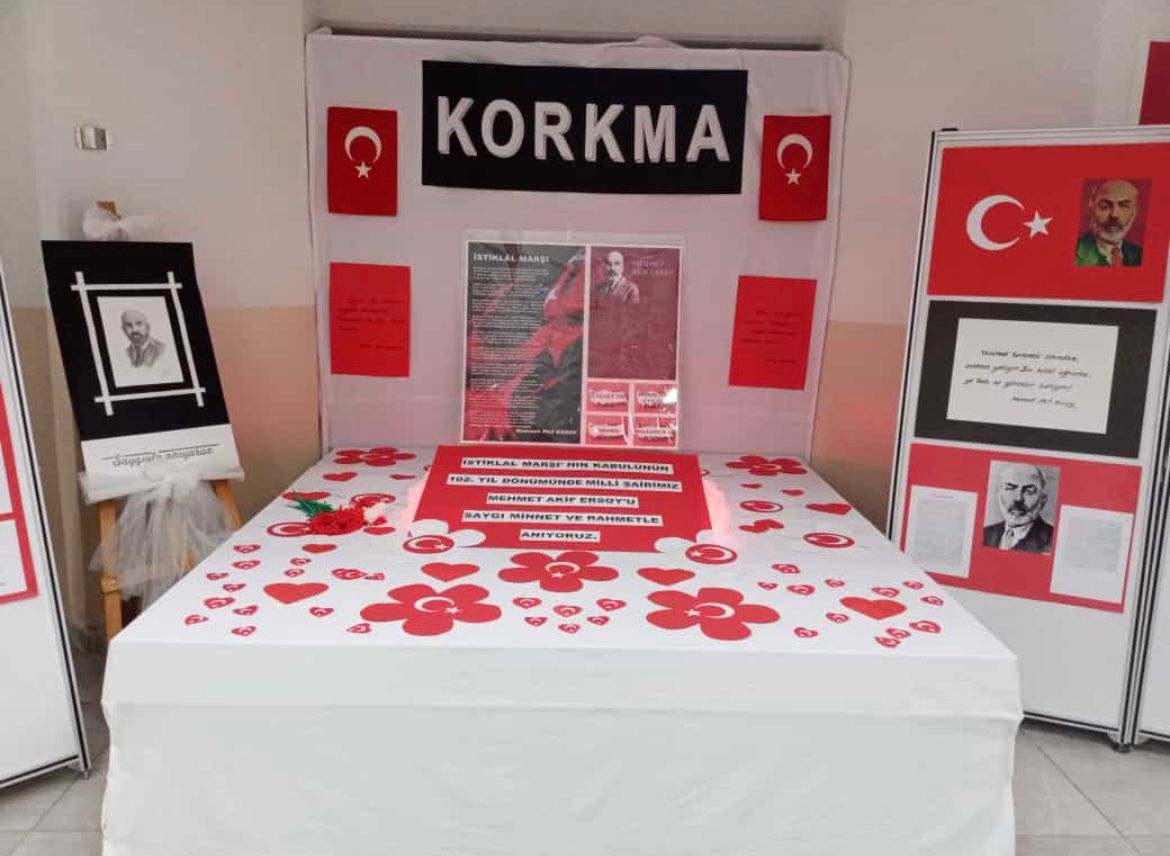 Coskunozmtal's tweet photo. İstiklal Marşının Kabulü ve Mehmet Akif Ersoy’u anma programını bugün okulumuzda gerçekleştirdik. Emeği geçen tüm öğrenci ve öğretmenlerimize teşekkür ederiz.
@bursailmem16 
@SeyitAliBuyuk 
@niluferilcemem https://t.co/gOAJ53Oath