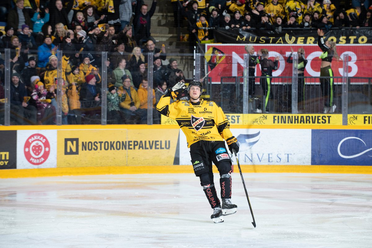 KalPa_Hockey's tweet photo. Tulevana viikonloppuna sitä viimein männään! 🙌

🎟 Neljännesfinaalisarjan kahden ensimmäisen kotiottelun irtolipunmyynti alkaa huomenna tiistaina 14.3 klo 9.00!

📝: https://t.co/Gi12EDUGGh

#KalPa #Liiga #Kuopio #KalevanPallo https://t.co/2jk5wdWkZ8