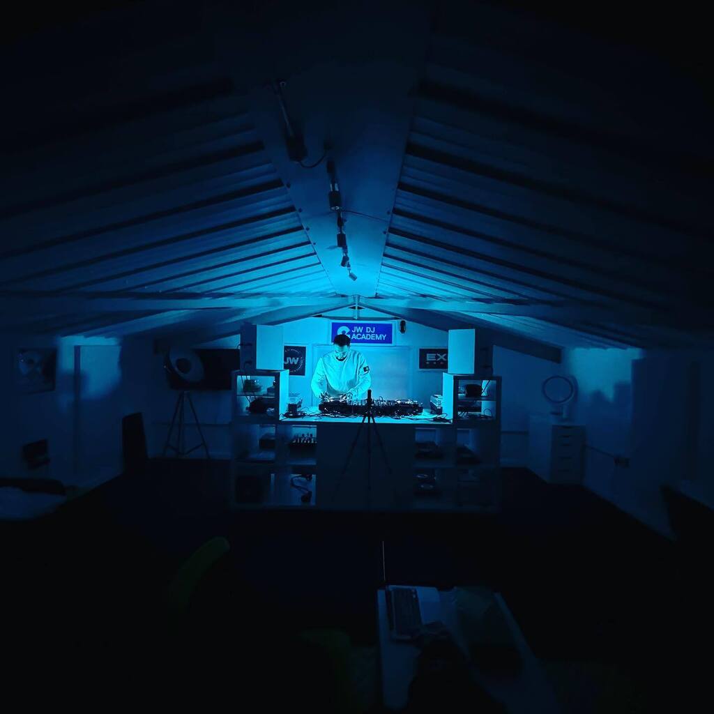 this_is_dxd's tweet photo. Shine a light and I will find you 💡 
•
•
•
#djs #dj #music #rnb #house #openformat #passion #work #djing #nightout #night #london #dancing #evening #practice #studio #studiotime #london #tech #techhouse #mixing #mix #club #clubmusic #festival #festiv… https://t.co/iGnLOHhKXa https://t.co/DDbfhfprVC