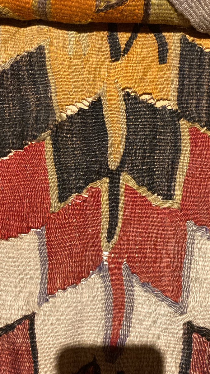 kcarmichael2011's tweet image. #conservationtwitter If I were wanting to hang a rug (in the order of 12kg in weight, 4m long and 1.4m wide - weave shown) on a wall, is there a way to do it without the whole thing being under stress? All suggestions welcome, including ‘don’t do it!’ #textileconservation