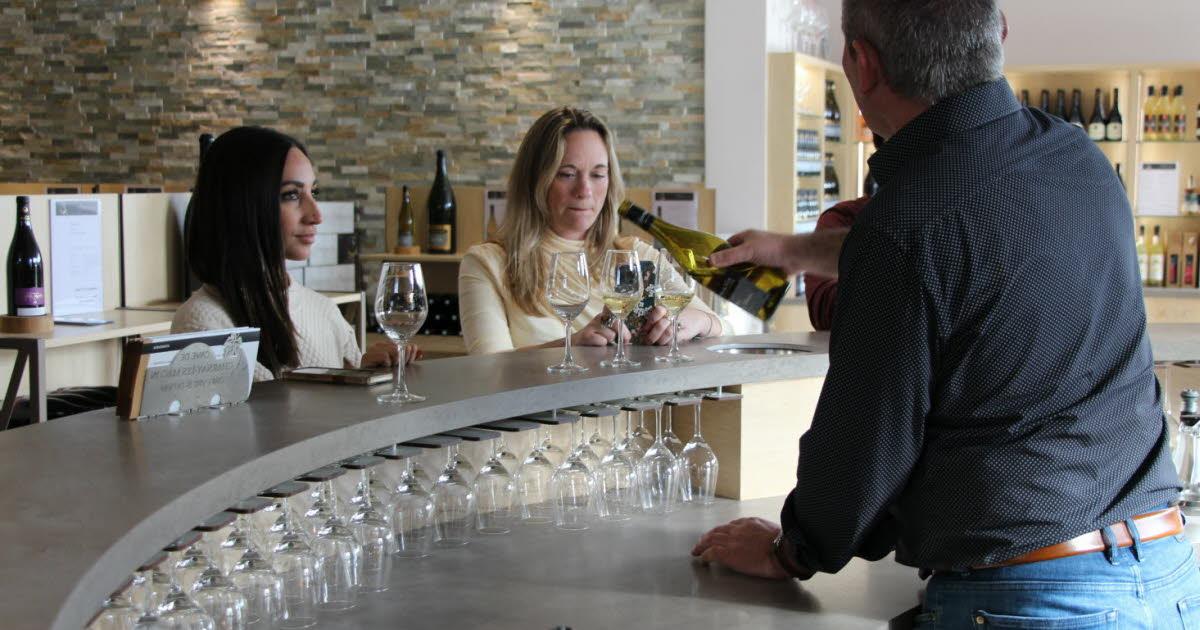 Le Journal de Saône-et-Loire (@lejsl) on Twitter photo Venues de l'Oregon et de New York, deux journalistes et influenceuses américaines spécialisées dans le vin sont en ce moment à Charnay-lès-Mâcon, première étape d'une semaine à la découverte des vins du Mâconnais. 🍷
#vin #maconnais #bourgogne <a href="/grapechic/">Grape Chic</a>
bit.ly/3FmIFf7 Venues de l'Oregon et de New York, deux journalistes et influenceuses américaines spécialisées dans le vin sont en ce moment à Charnay-lès-Mâcon, première étape d'une semaine à la découverte des vins du Mâconnais. 🍷
#vin #maconnais #bourgogne <a href="/grapechic/">Grape Chic</a>
bit.ly/3FmIFf7