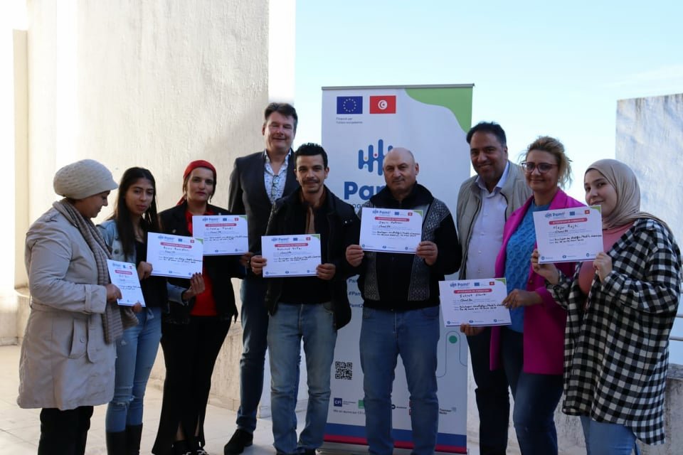 pamt2ue's tweet photo. Atelier de formation avec l’équipe de Radio Chamel FM, sur « Comment développer un modèle économique » du 9 au 12 mars 2023. 
L’atelier de formation est assuré par l’expert formateur Rüdiger Maack avec l'appui de la fondation #Thomson_Media
@CFImedias @ThomsonMediaDE @UeTunisie https://t.co/38IrU3T0is