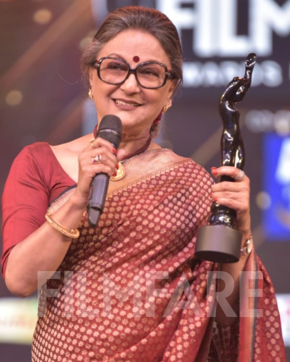 The iconic #AparnaSen was all smiles as she accepted her award for Lifetime Achievement at the #JoyFilmfareAwardsBangla 2022. ♥️🌟