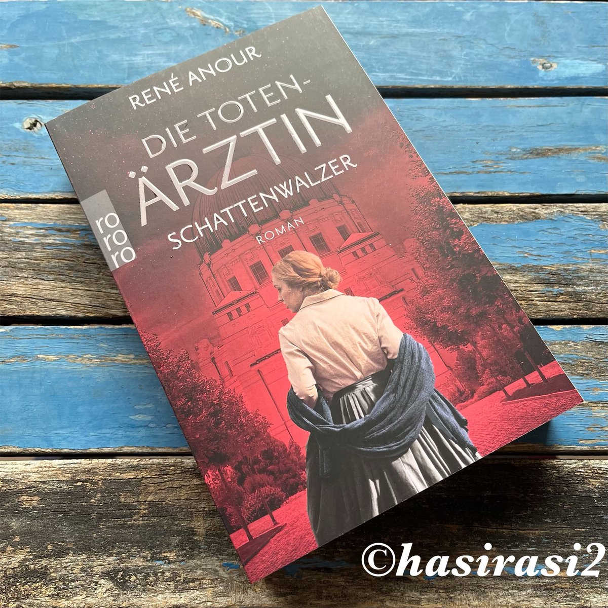 Morgen erscheint endlich „Schattenwalzer“, das absolut grandiose Finale der Totenärztin-Reihe von <a href="/anournovels/">René Anour</a> . Es hat mich so gefesselt, dass ich es an nur einem Tag gelesen habe ... #werbung <a href="/rowohlt/">Rowohlt Verlag</a>  
nichtohnebuch.blogspot.com/2023/03/die-to…