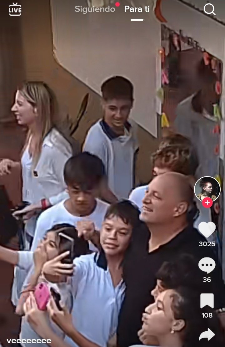 candegarnero_'s tweet photo. *falto un día al colegio* 
mis compañeros: ayer vino big ari https://t.co/EGkGeLO1SB