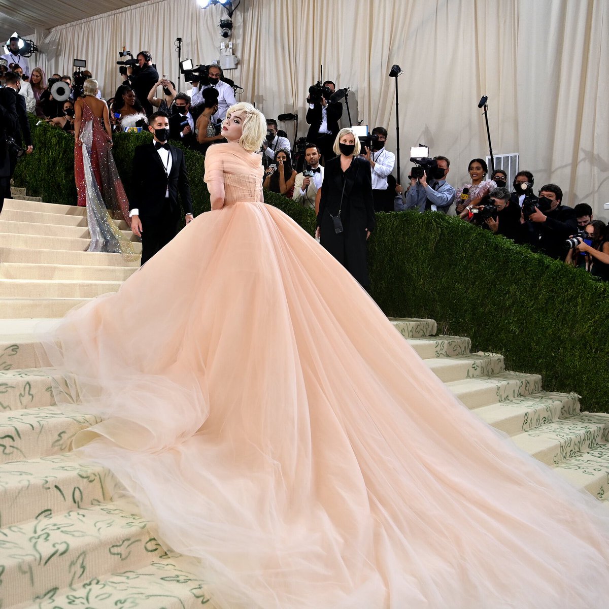yetanotherbill1's tweet photo. billie 🤝 big poofy dresses https://t.co/KWKGc4nKlP