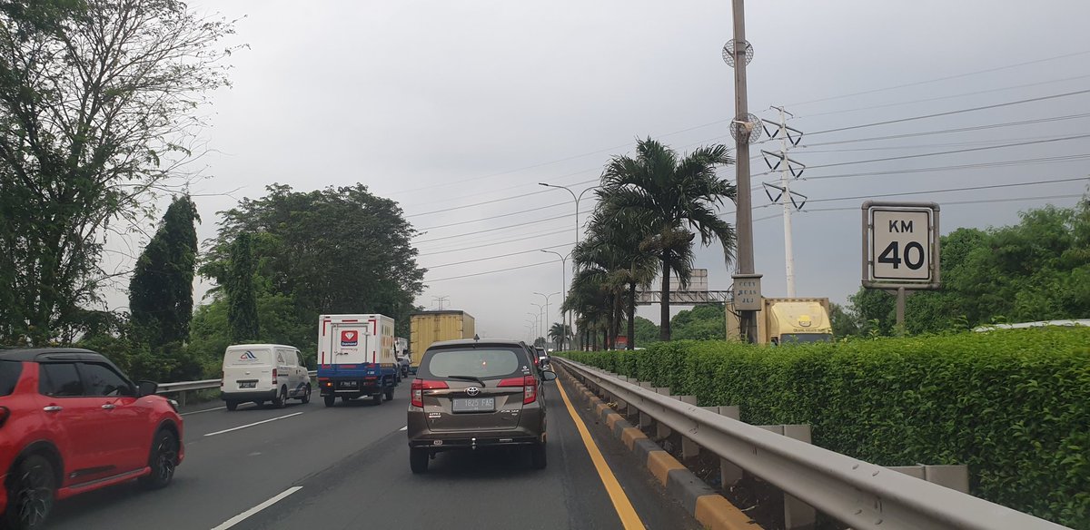 Tol Jorr Cikunir ke arah TMII tersendat mulai Km.40 (sekitaran Jt.Asih). Kecepatan 0 - 5 km/ jam. #cuaca mendung. Arah sebaliknya ramai lancar.Ada apakah di depan? @hk_jorrs <a href="/PTJASAMARGA/">PT. JASAMARGA</a> <a href="/TMCPoldaMetro/">TMC Polda Metro Jaya</a> <a href="/RadioElshinta/">Radio Elshinta</a> <a href="/SonoraFM92/">Radio Sonora Jakarta</a> <a href="/lewatmana/">LewatMana.com</a>