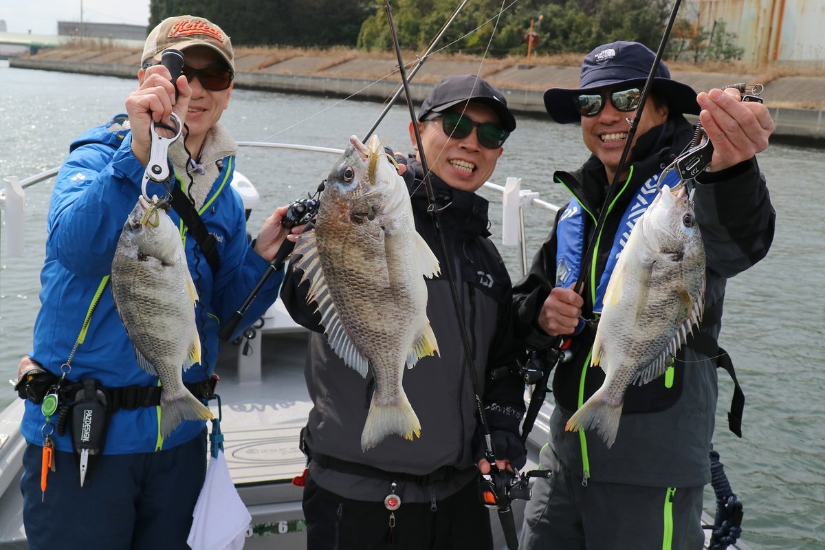 morizo57's tweet image. タレックス薮下さん、ケイテック中川さんとボートチニング。 
寒の戻りで食い渋り気味でしたが、チニング初挑戦の薮下さんもツヌケ！更にダブル／トリプルヒットも🐟
Flagship元球児船長＆ハマちゃんのおかげで最高に楽しい時間を過ごせました！
#DAIWA #TALEX #KEITECH #シルバーウルフ #DAIWA森浩平