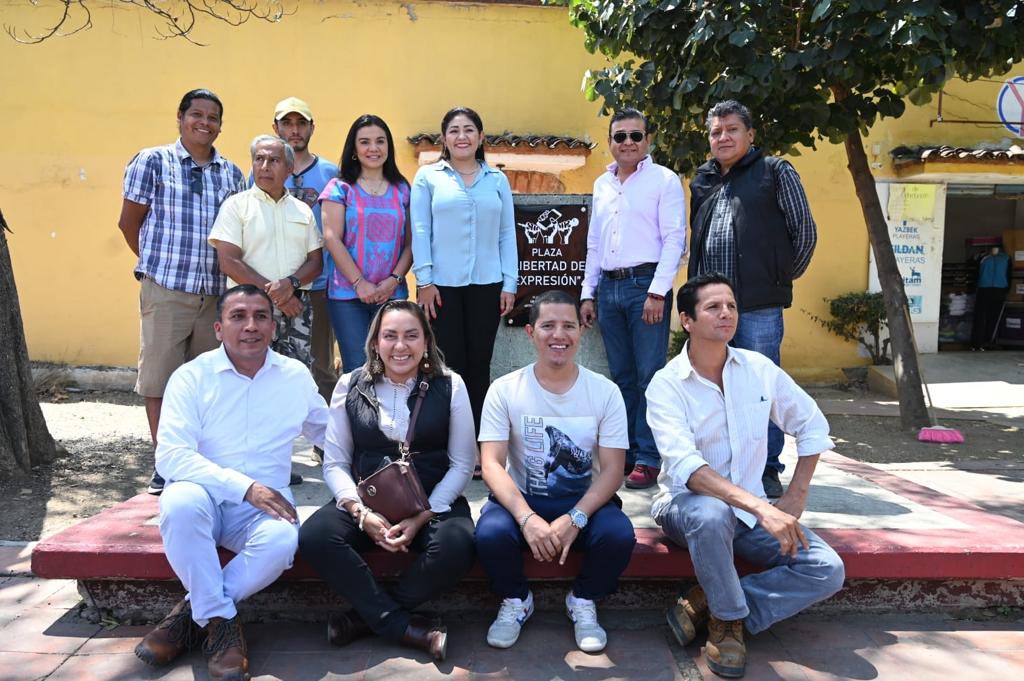 lizconcha's tweet photo. “Que nada nos limite. Que nada nos defina. Que nada nos sujete. Que la libertad sea nuestra propia sustancia.”
Simone de Beauvoir.
Agradezco la invitación de @GPO_AC a la develación de la placa #LibertadDeExpresión. https://t.co/9c7ix3eujw
