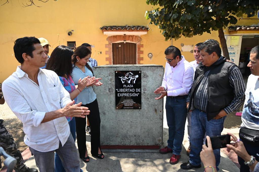 lizconcha's tweet photo. “Que nada nos limite. Que nada nos defina. Que nada nos sujete. Que la libertad sea nuestra propia sustancia.”
Simone de Beauvoir.
Agradezco la invitación de @GPO_AC a la develación de la placa #LibertadDeExpresión. https://t.co/9c7ix3eujw