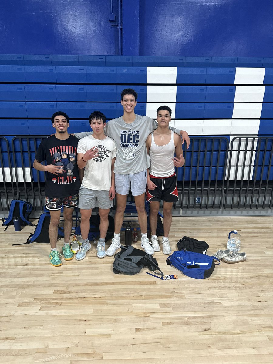 LHHS_Basketball's tweet photo. Always love having former #LHHoops guys in the gym 🏴󠁧󠁢󠁳󠁣󠁴󠁿🏀 #BetterEveryday #WeCulture 

All 4 of these guys won league and were named all freeway league. 

Trivia: 2 of the 4 won League MVP. Anybody know which 2? 

@KaiSmith132 @woah_nicky @SammyHowlin @ErikHowlin https://t.co/VYAhYThYL9