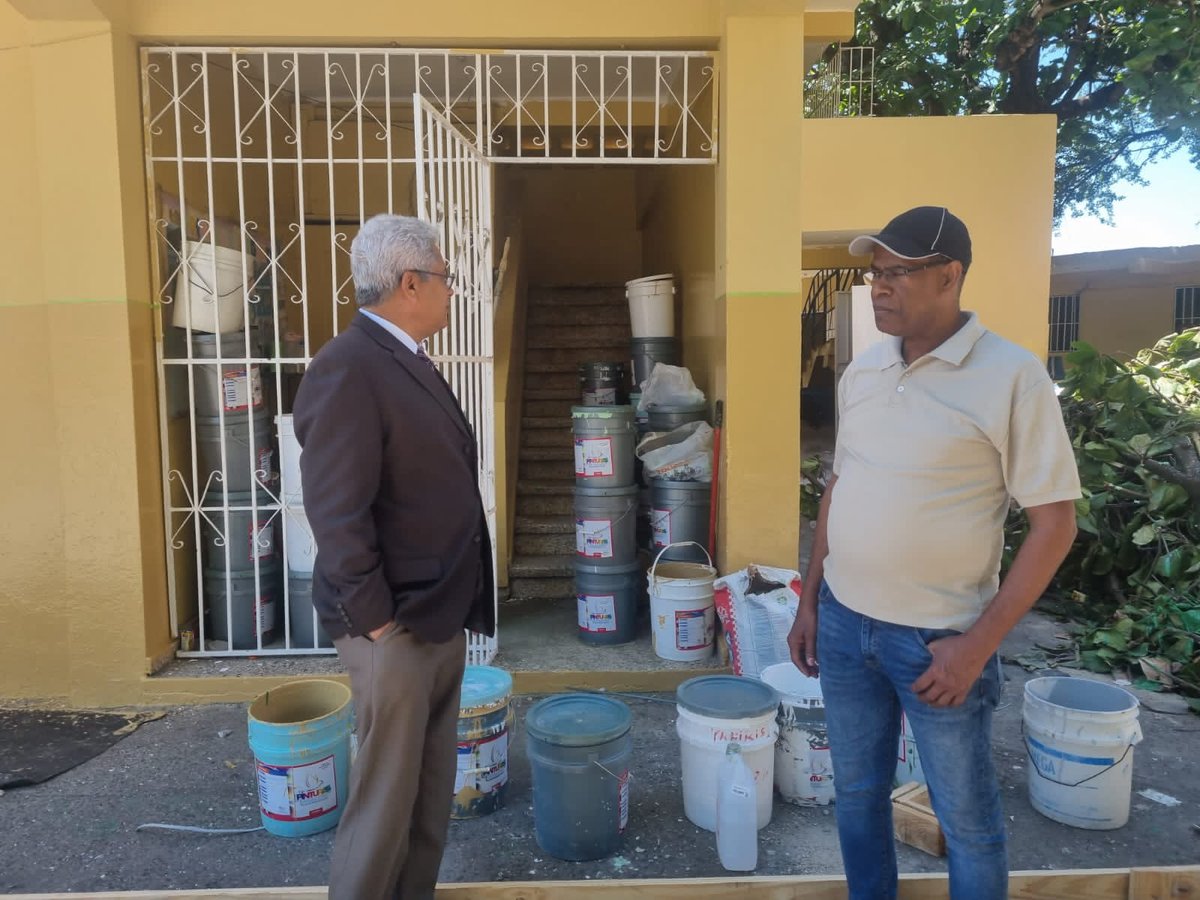1505Distrito's tweet photo. En su propósito de elevar la calidad en el sistema educativo, el director interino del Distrito 15-05, Lic. Servio Sena, realizó una supervisión al remozamiento de las Escuelas primarias Buenos Aires y Cristobalina Batista Tavarez.

@RafaelAmadorF
@ServioSena https://t.co/BikWkEgkRj