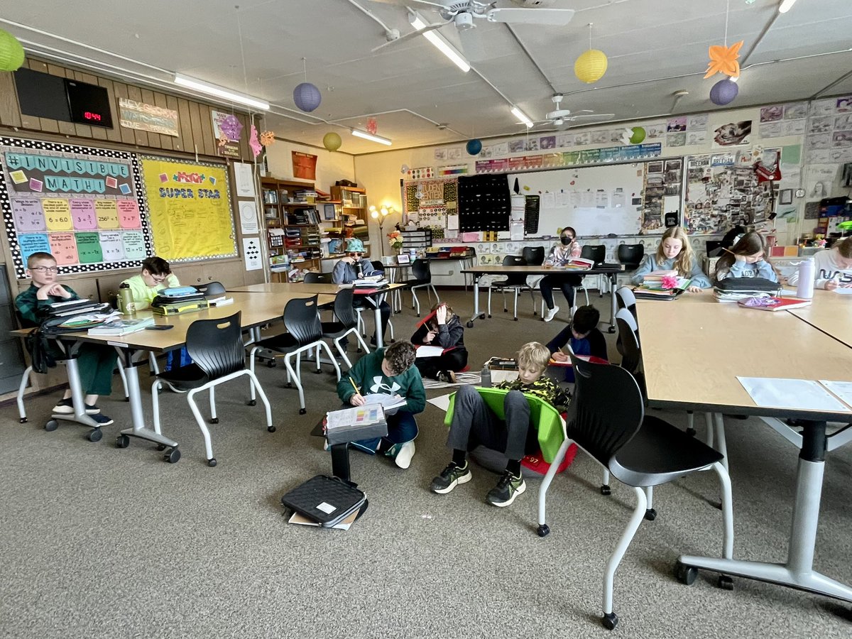 New trimester… new seats. Decided to switch up the room and allow for more flexible seating options. Bean bag, saucer chairs, tray tables, and choice seating for all! So nice to see how excited the kids were! #flexibleseating #d70shinyapple @HighlandD70 @LibertyvilleD70