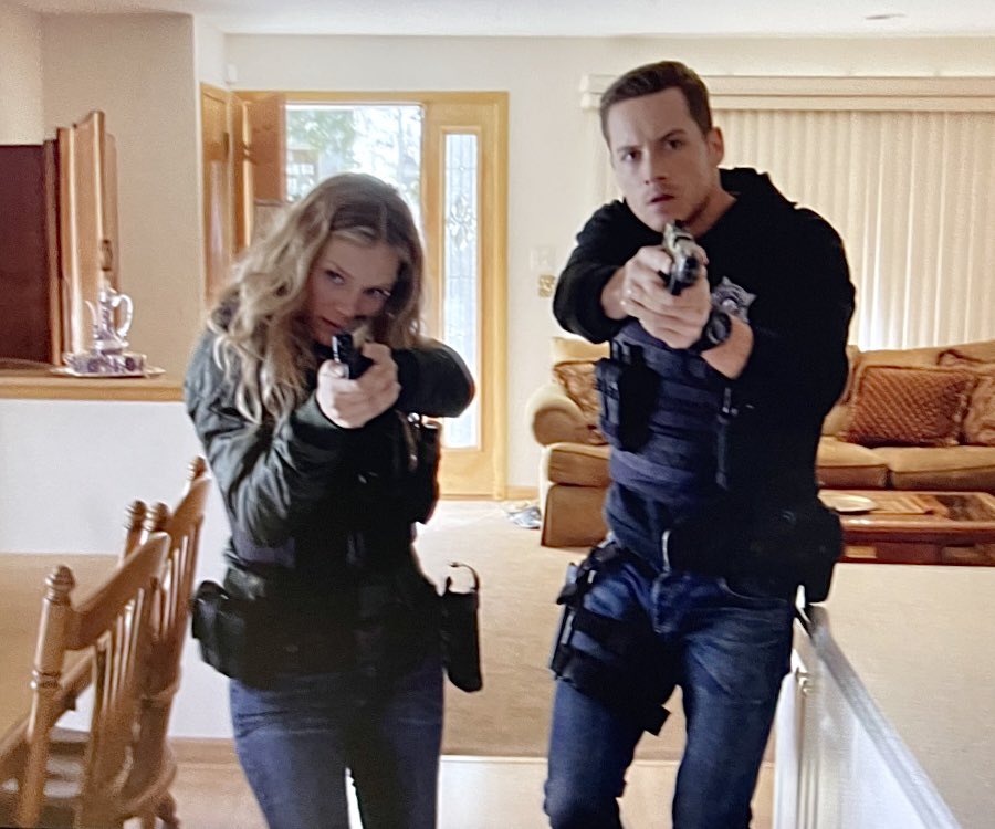 Catmom221's tweet photo. Taking Back Upstead CPD Rewatch
(because I won’t accept Season 10)
6x7
Trigger
✨✨✨✨✨✨✨
-lots of Jay’s past pain surfaces
-baby not bomb
-supportive Hailey
-The Thing That Works
#notinAfghanistan
#wrongguyera
#weknowthetruth
#Upsteadforever ❤️ https://t.co/cT6isx6Je7