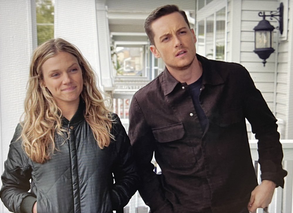 Catmom221's tweet photo. Taking Back Upstead CPD Rewatch
(because I won’t accept Season 10)
6x7
Trigger
✨✨✨✨✨✨✨
-lots of Jay’s past pain surfaces
-baby not bomb
-supportive Hailey
-The Thing That Works
#notinAfghanistan
#wrongguyera
#weknowthetruth
#Upsteadforever ❤️ https://t.co/cT6isx6Je7