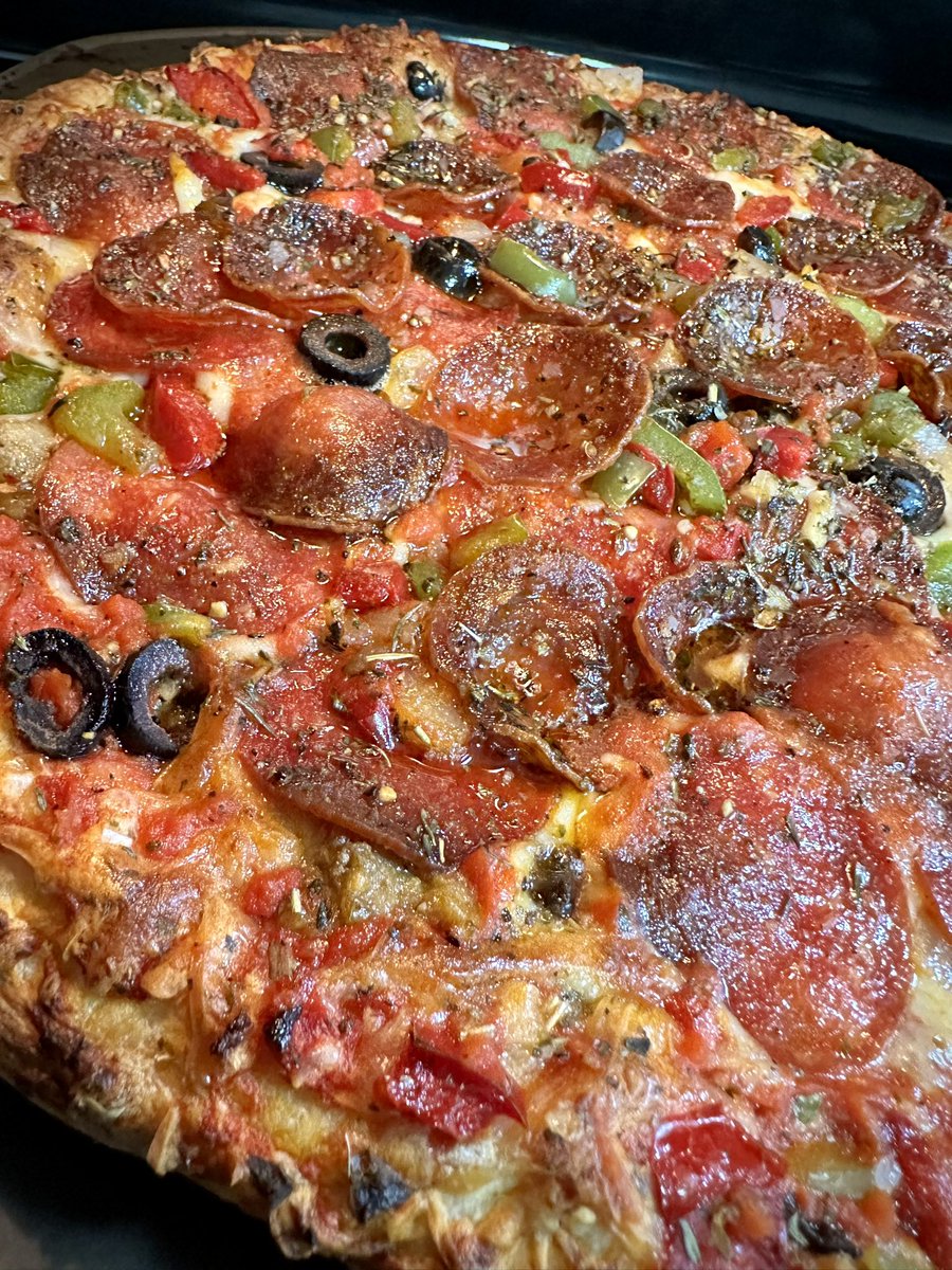 griffinp_inc's tweet photo. Monday is frozen pizza night🍺🍻 https://t.co/3I4OTdN36y