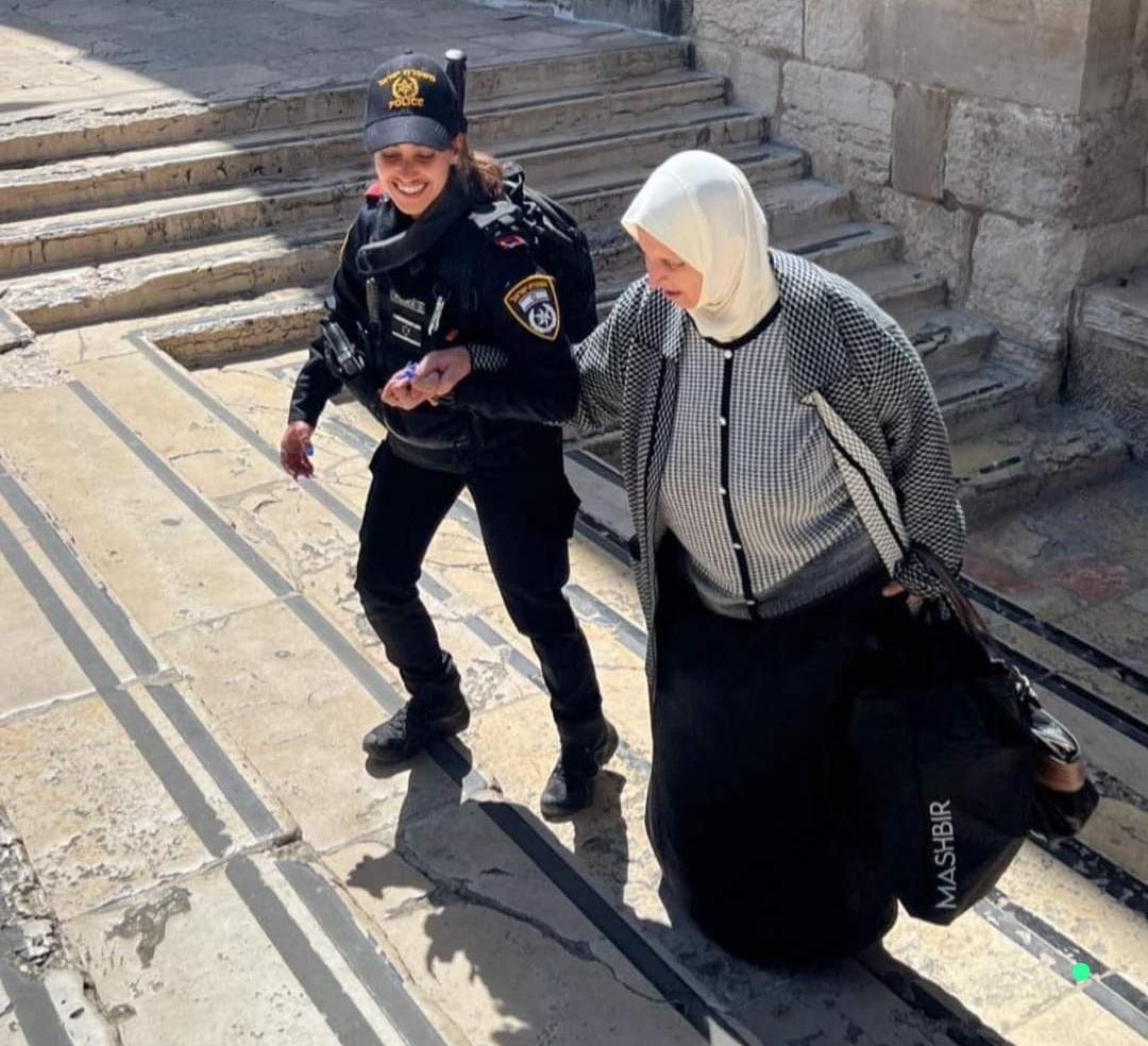 HananyaNaftali's tweet image. Israeli police officer helping an elderly Muslim woman in the Old City of Jerusalem. 

These are the true colors of the Israeli security forces.