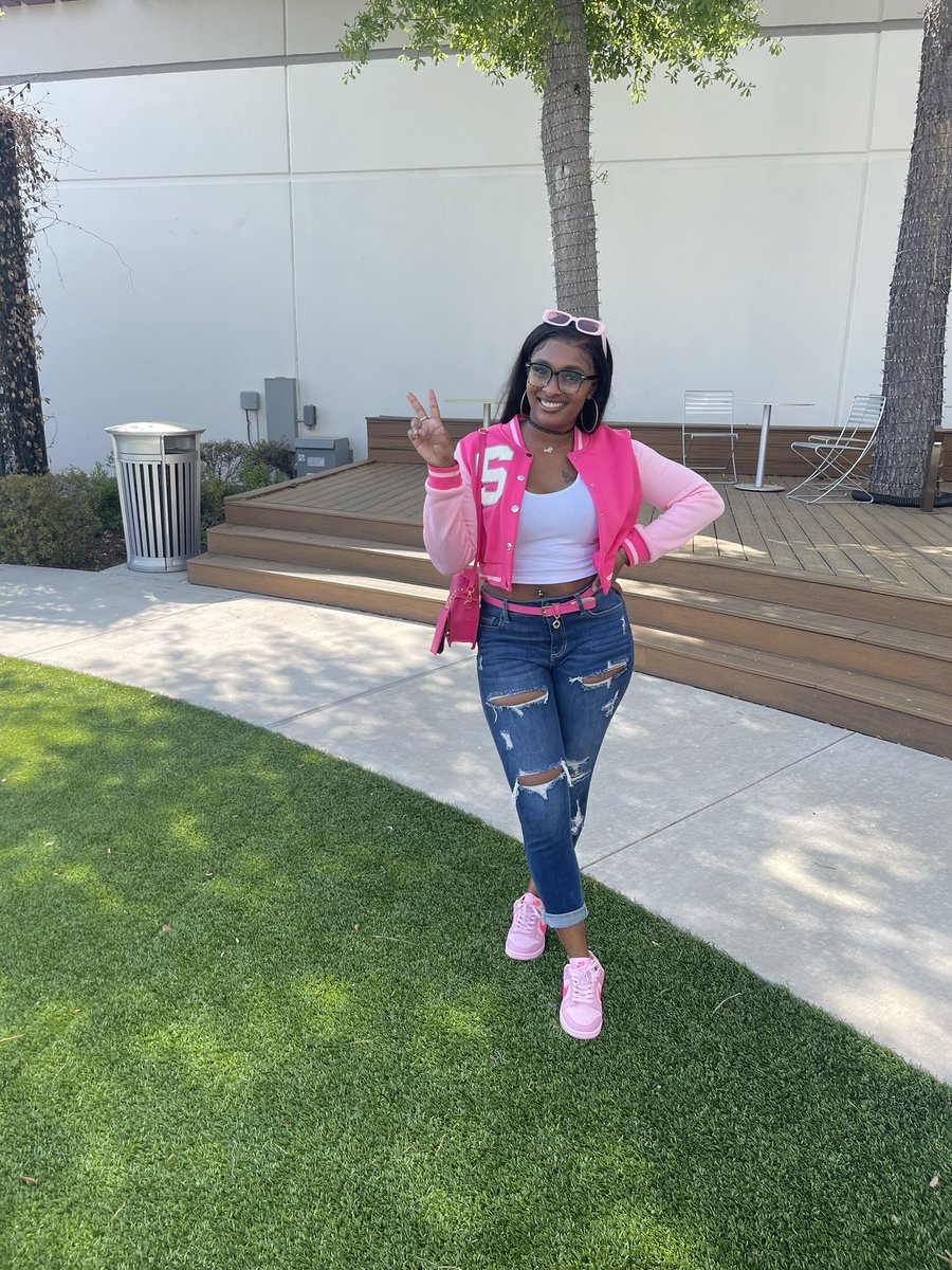 JaLauraM's tweet photo. The switch up be so raw 💕 PrettyInPink 😘 https://t.co/ijhnLBh4Ci