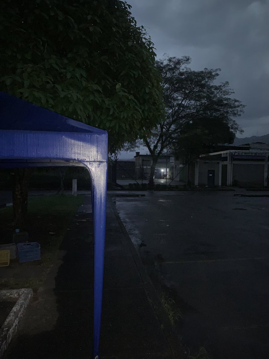 CRISTIANCRZ20's tweet photo. Hoy salgo preocupado luego de entregar mi turno en Acacias Meta, quedan al rededor de 3mil PPL, vigilados bajo la oscuridad total con un par de linternas para una estructura tan inmensa . La @USPEC_Colombia , no ha aparecido @MinjusticiaCo @FranciaMarquezM @petrogustavo @DInpec https://t.co/UnSeTLGYiD