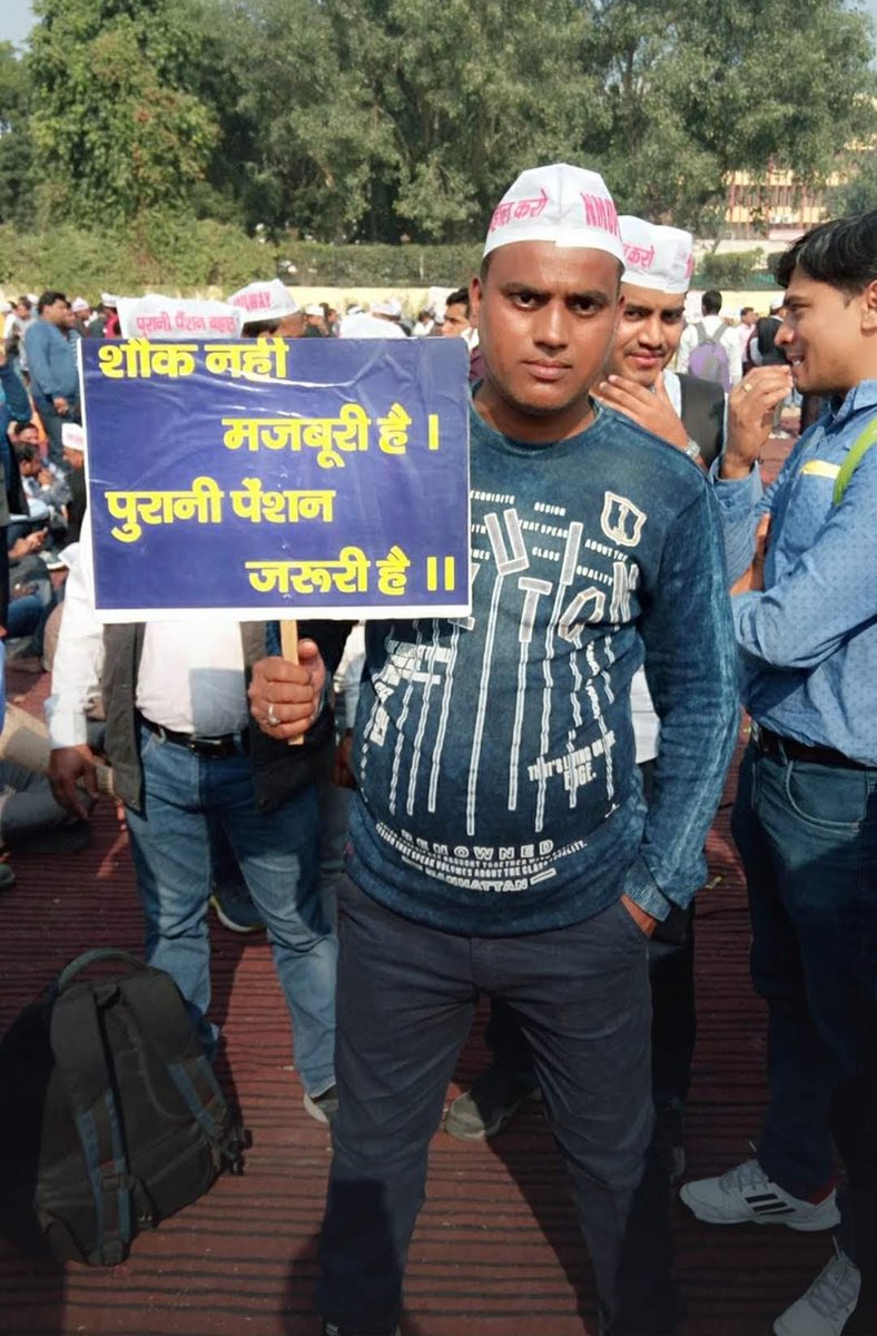 Dharmraj2002's tweet photo. #RestoreOPS
#PMOIndia 
#NMOPS 
एक मां अपने बच्चों में कोई फर्क नहीं करती हैं परंतु सरकार ने अपने कर्मचारियों में भी भेदभाव कर रखा है किसी को पुरानी पेंशन किसी को नयी टेंशन... जब एक देश एक विधान.. पेंशन मिले सबको एक समान... पुरानी पेंशन बहाल कर सभी को एक समान करे.. ओपीएस जिन्दाबाद https://t.co/CRAIE5qjgN