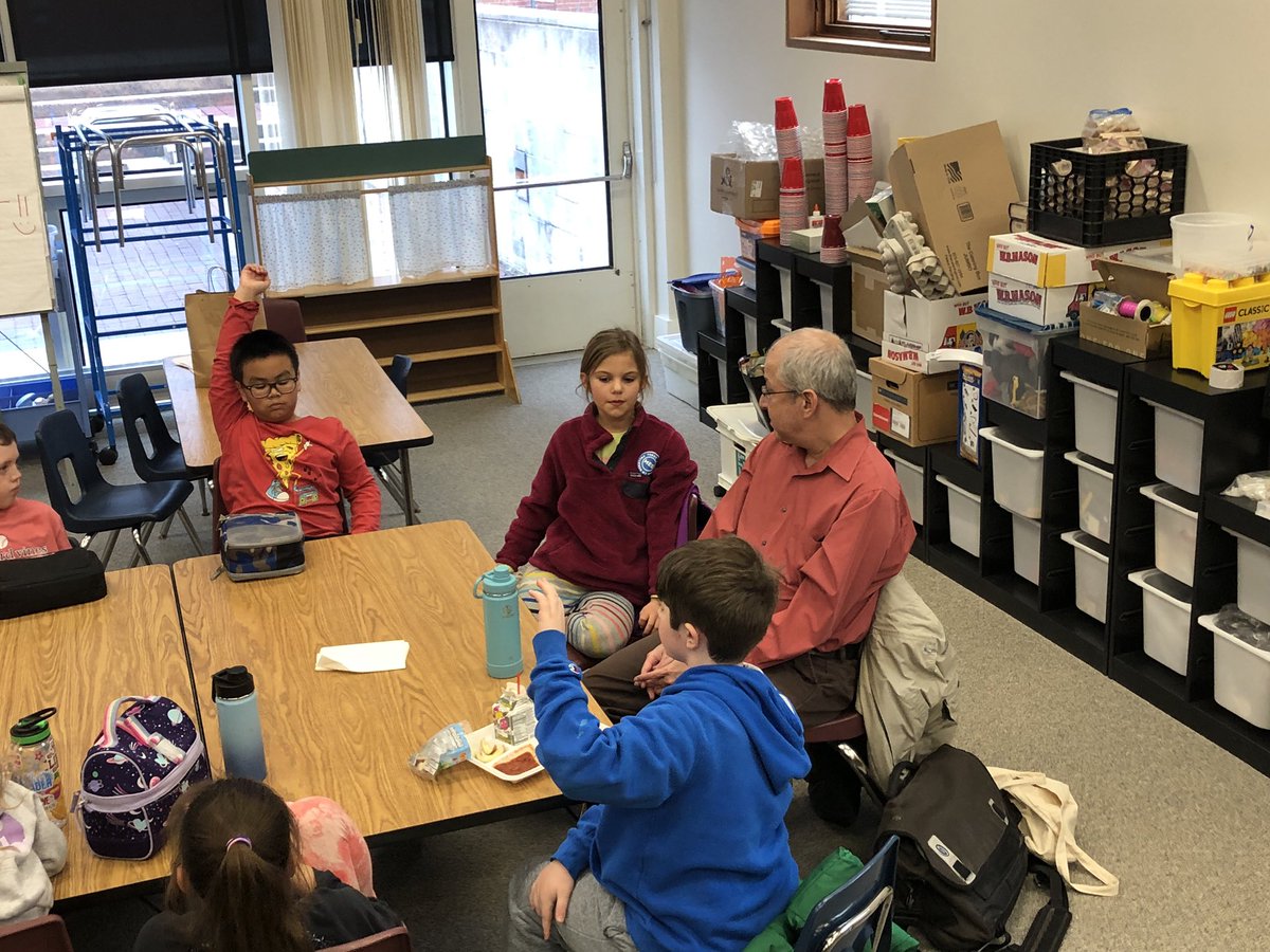 Some 3rd graders got to have lunch with author Eric Berlin today. What a treat to get to ask an author questions during lunch! 🍲 📚🧩