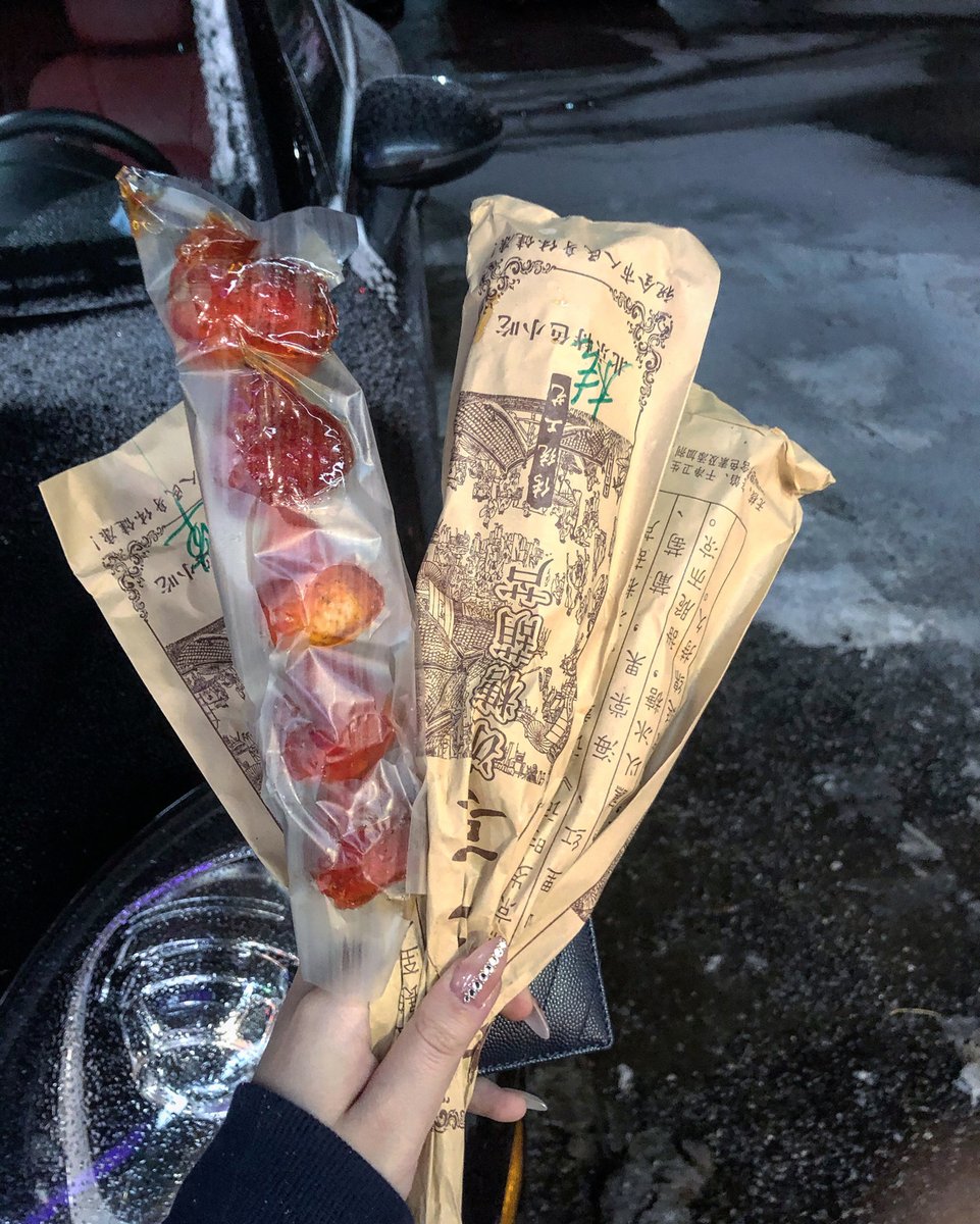 MahuguCyrus's tweet photo. Toronto is eating candied haws outside in the snow, not to mention how beautiful it is, hahahahahahahahahaha❄️ https://t.co/IfzojBVDZZ