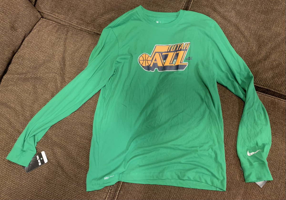 SaltCitySwagger's tweet photo. 🚨Giveaway🚨 
Either New Grungy Gentleman Black T-shirt Sz Large OR New Nike Green Long Sleeve shirt Sz Large

To Enter:
1. Follow Us!
2. Tag a friend
3. Reply w/ who your favorite ACTIVE Jazz player is and why.
#TakeNote  

I'll pick a winner after the @utahjazz game. https://t.co/K0eezHvzO9