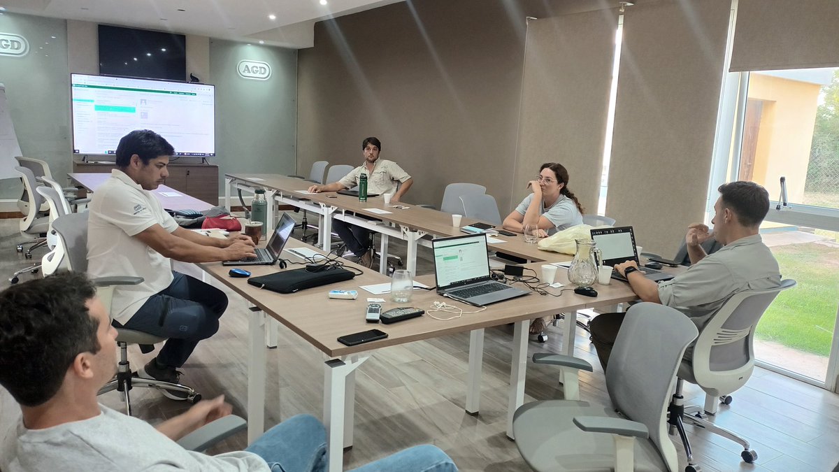 daniel_pperez's tweet photo. Tarde de trabajo con todo el equipo. Haciendo foco en diagnóstico de suelos y fertilización de los cultivos que el área @expertaapp viene desarrollando hace muchos años !! @AGDagro

 @mariano_javier4 @StortiSebastian https://t.co/ECZi7N9UCx