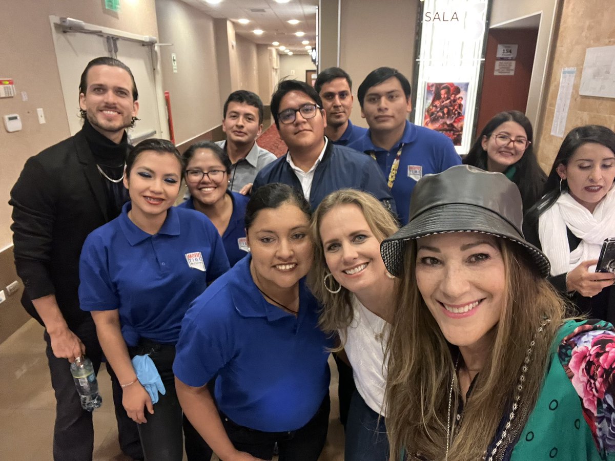 edithtapia25's tweet photo. Con el equipo de Cinepolis al salir de visitar una sala que proyectaba 
REINAS SIN CORONA

Vamos al cine; saldrás impactado/a. https://t.co/R2lY906vP5