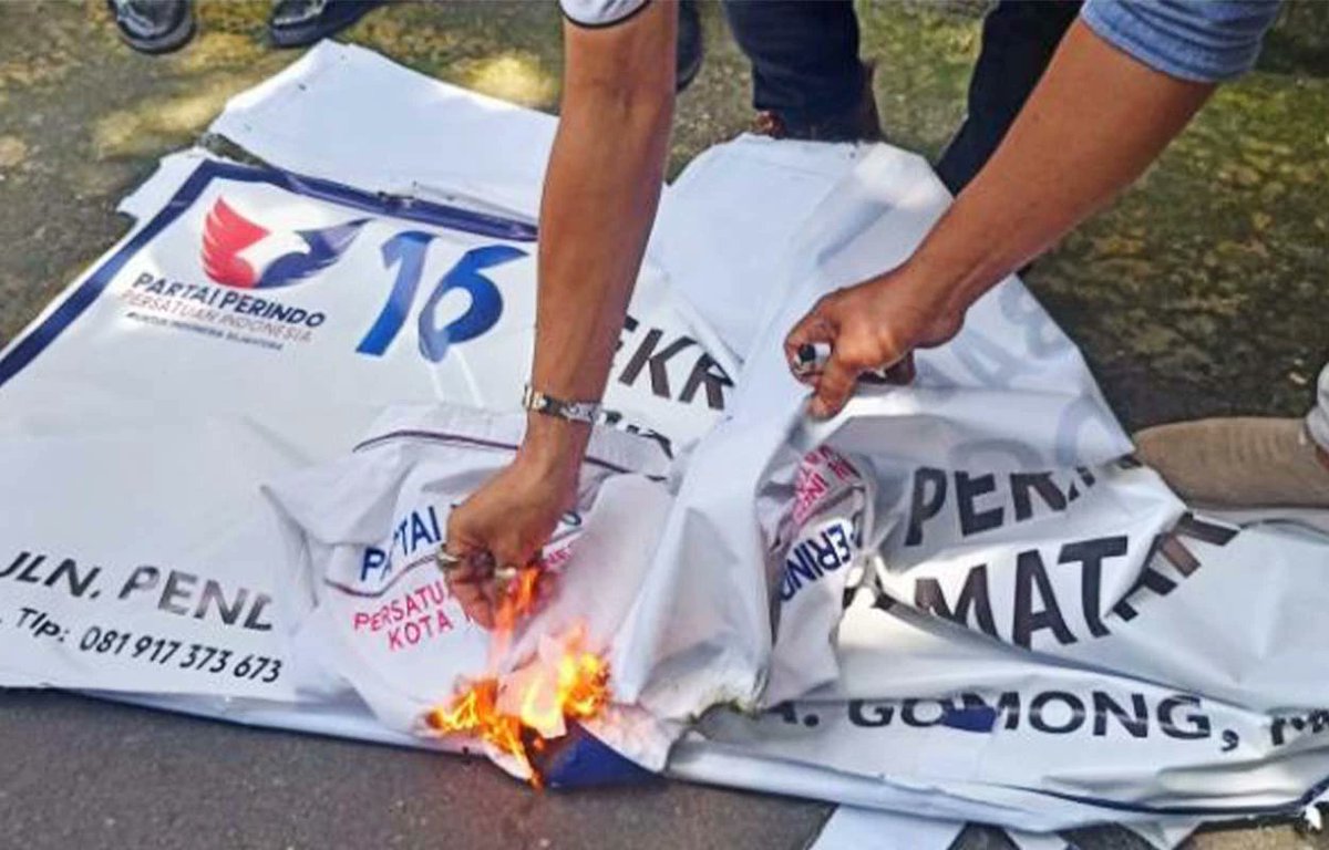 ntbsatudotcom's tweet photo. Merasa Tak Dihargai, Mantan Ketua Perindo Kota Mataram Bakar Atribut Partai

#Perindo #Mataram #Partai 

https://t.co/av0JuFCpbp https://t.co/holTTk4q8D
