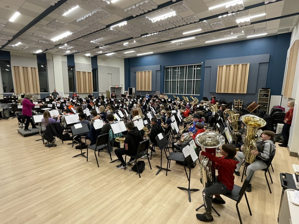 WCSD_Arts's tweet photo. Middle School Band Festival rehearsals are under way. Over 100 students from Casey and Mill have welcomed Guest Conductor Dr. Mary Land for their first combined rehearsal at South! @WCSD_K12 #MIOSM https://t.co/jg94uXVxst