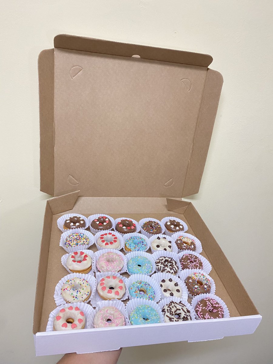 donisshop_py's tweet photo. Llegó el Box Donis Comparte 👨‍👩‍👧‍👦
Ideal para pícnic, agasajos, fiestas sorpresa, festejos en oficinas y mucho más 🥰

Incluye 
-25 mini donitas surtidas 🍩

Precio: 70,000gs https://t.co/UoJDHBxgqi