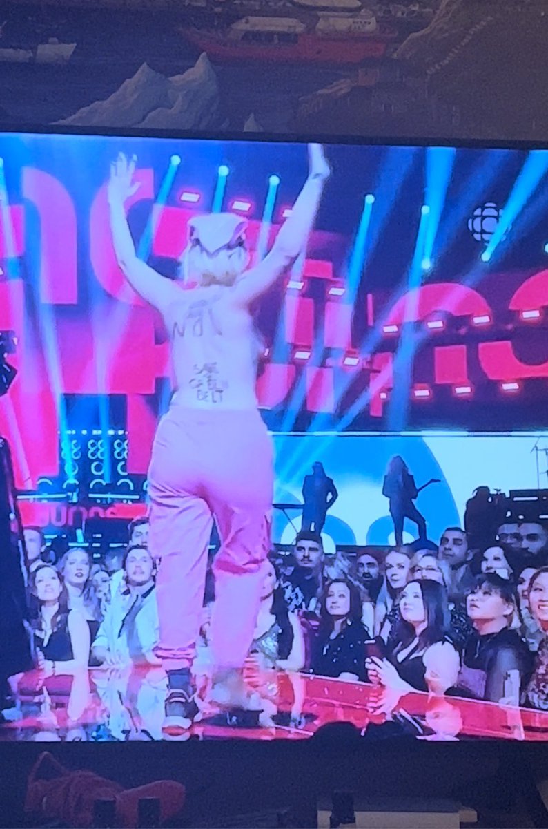 frontrowlady's tweet photo. Avril Lavigne  laying it down to the topless crasher at the JUNOS  - this doesn't help save the green belt you idiot. https://t.co/LvVEGZkMiF