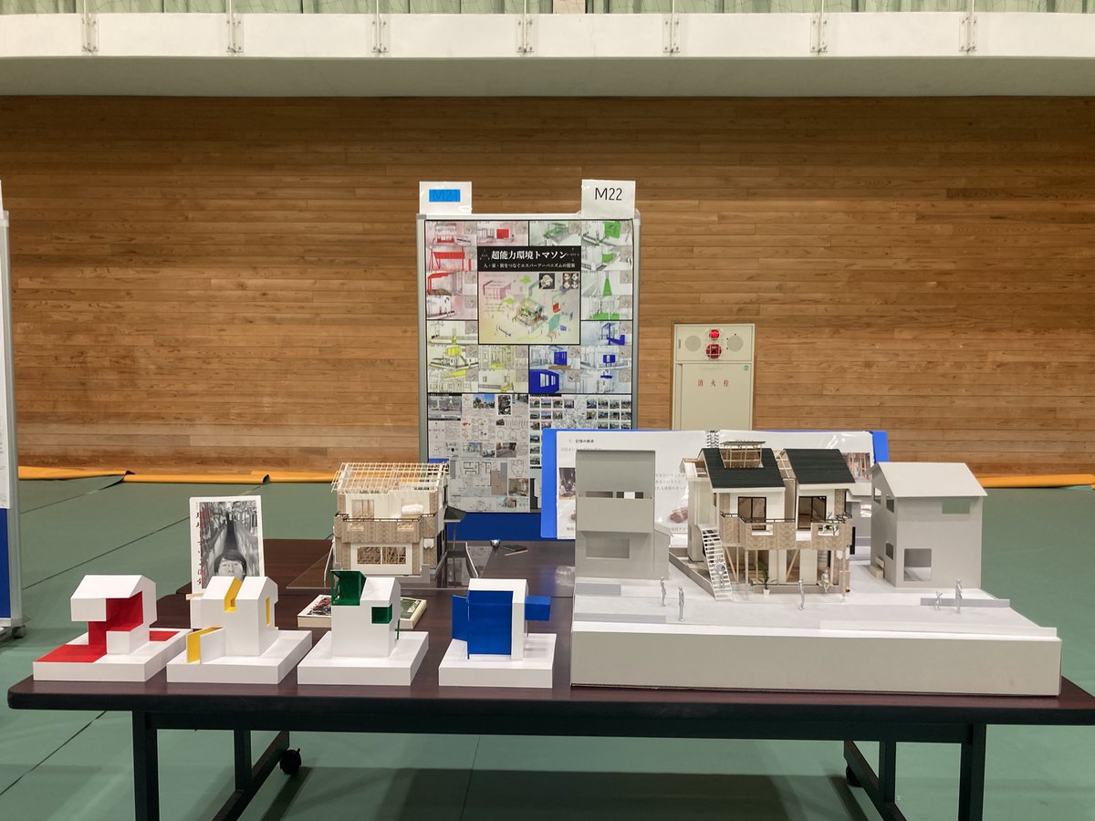 01mo_ha's tweet photo. 本日よりJIA大学院修士設計展に参加いたします。
工学院新宿キャンパスでやってるのでぜひ見に来てください🫡
群馬からの運搬で模型の修復に追われそうです🥲 https://t.co/v7DmhkTgrJ