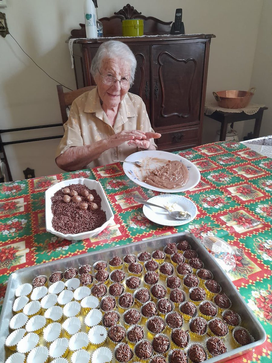 Gente… olha que amor. ❤️
Minha vó fazendo 100 brigadeiros pra me dar de presente de aniversário na quarta-feira. Tem 98 anos. 👵
Melhor presente! 🎂
