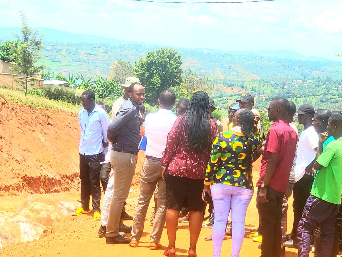 BusanzaCell's tweet photo. Kubufatanye na NPD, @CityofKigali yatanze akazi k'urubyiruko rugera ku 100 rwavuye mubigo ngororamuco hagamijwe kubafasha kwiteza imbere nokwirinda gusubira mubikorwa byatumye bajyanwayo

Ni mumuhanda uri kubakwa uhuza Busanza - Muyange

@KicukiroDistr
@KanombeSector
@RwandaInfra https://t.co/D8mqAzrYDC