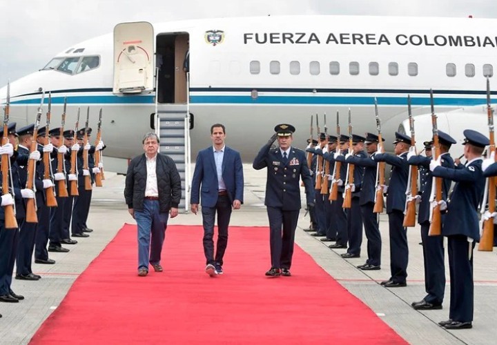 Mamertos0's tweet photo. Que hijueputa escándalo porque nuestra vicepresidenta Francia Márquez utiliza las aeronaves del estado para movilizarse, pero ellos sí podían utilizarlos para transportar al falso presidente de la derecha venezolana. https://t.co/pItsCfdIZg