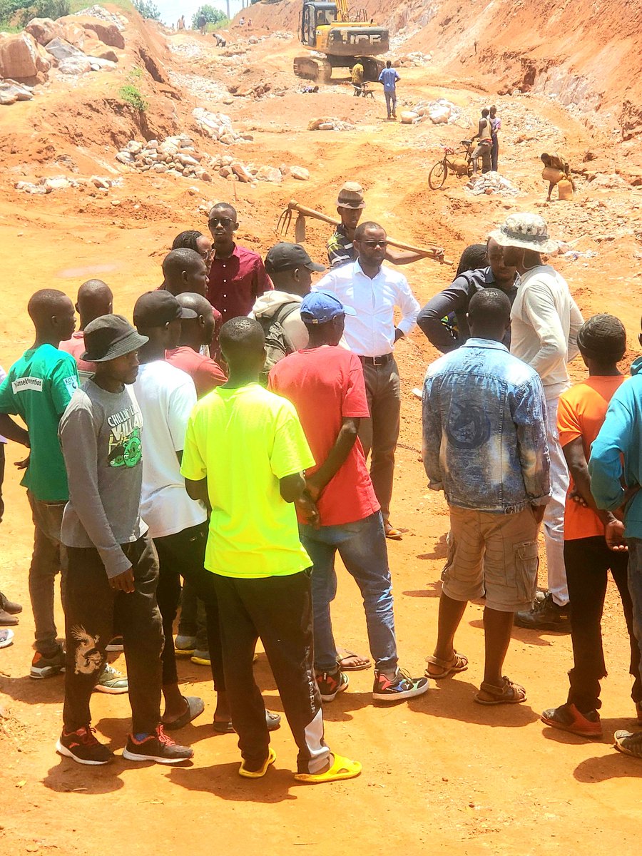 BusanzaCell's tweet photo. Kubufatanye na NPD, @CityofKigali yatanze akazi k'urubyiruko rugera ku 100 rwavuye mubigo ngororamuco hagamijwe kubafasha kwiteza imbere nokwirinda gusubira mubikorwa byatumye bajyanwayo

Ni mumuhanda uri kubakwa uhuza Busanza - Muyange

@KicukiroDistr
@KanombeSector
@RwandaInfra https://t.co/D8mqAzrYDC