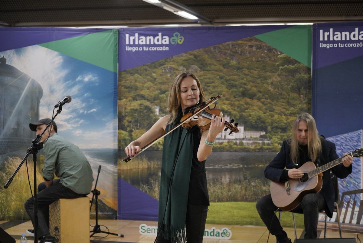 <a href="/Sharon_Corr/">Sharon Corr</a> ha abierto esta mañana la #SemanaDeIrlanda en <a href="/metro_madrid/">Metro de Madrid</a> sorprendiendo a todos los transeúntes de la estación de Chamartín. ¡Ha sido mágico contar contigo para arrancar esta emocionante semana de eventos! ☘️💚 <a href="/IrlEmbMadrid/">Embassy of Ireland, Madrid</a>