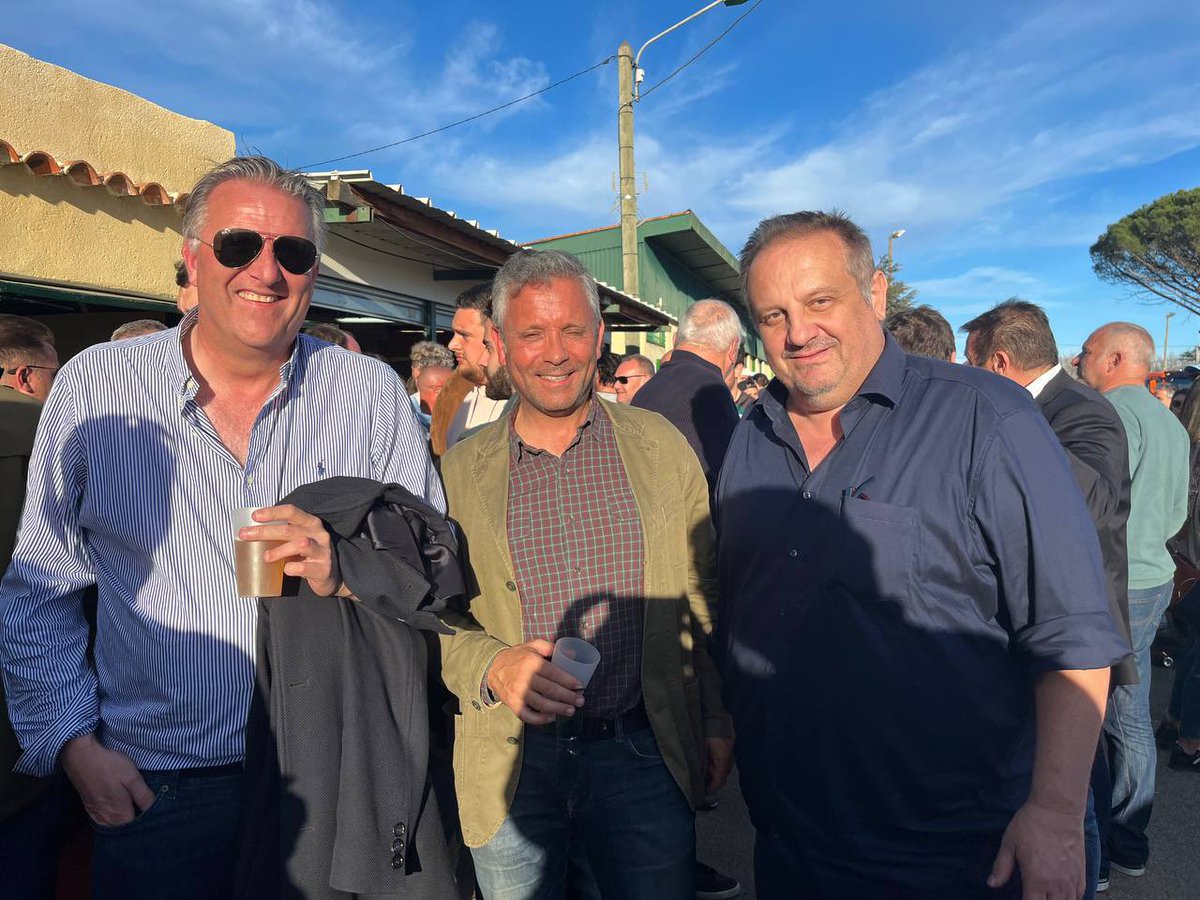 Très belle victoire de Bedarrides-Chateauneuf-du-Papes face à ##Nîmes (30/20) en Nationale 2! Avec un budget moitié moins important, une équipe soudée peut toujours l’emporter! Félicitations aux maires des 2 communes associées (avec mes 90kg, je fais mince a côté 😁)<a href="/FannyLauzen/">Fanny Lauzen</a>