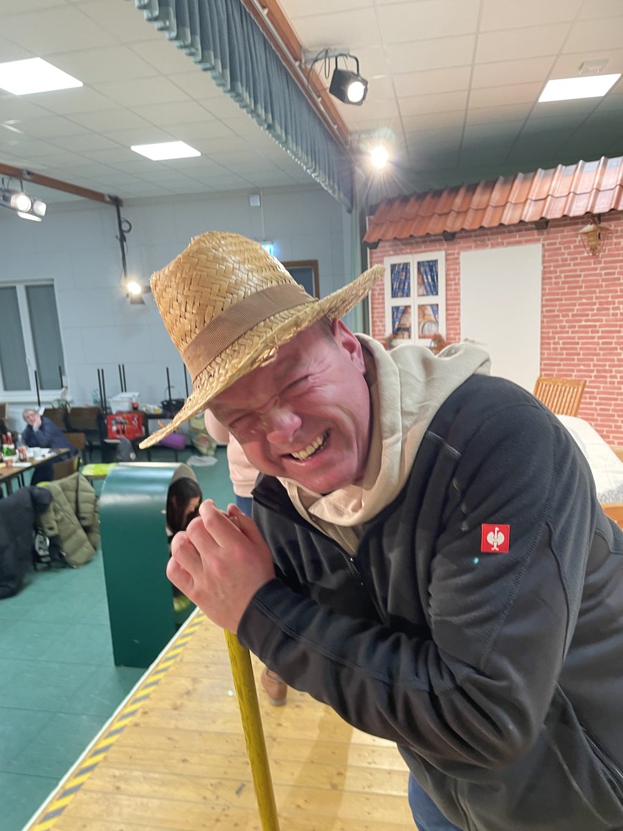 LSGIngeleben's tweet photo. Wie Jeder weiß, ist Laientheater ein bretthartes Geschäft..gnadenlos &amp; herzzerreißend...Wir können ein Lied davon singen...hier Eines der ganz wenigen Beweisbilder..heimlich während unserer letzten Theaterprobe aufgenommen #theater  #laienspielgruppe https://t.co/fi6UKEBUUg https://t.co/4O46Sfcl2K