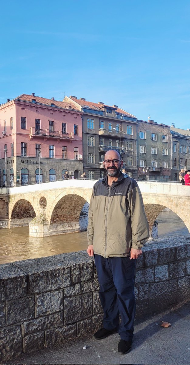 buro's tweet image. عدينا من فوق الجسر اللاتيني في سراييفو قلناعسى ولعل حد يغتالنا وتقوم حرب عالمية ثالثة محدش عبرنا😂