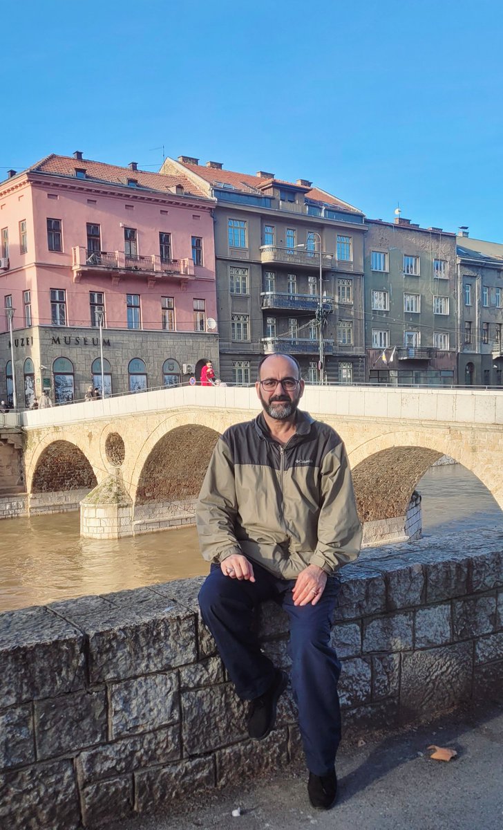 buro's tweet image. عدينا من فوق الجسر اللاتيني في سراييفو قلناعسى ولعل حد يغتالنا وتقوم حرب عالمية ثالثة محدش عبرنا😂