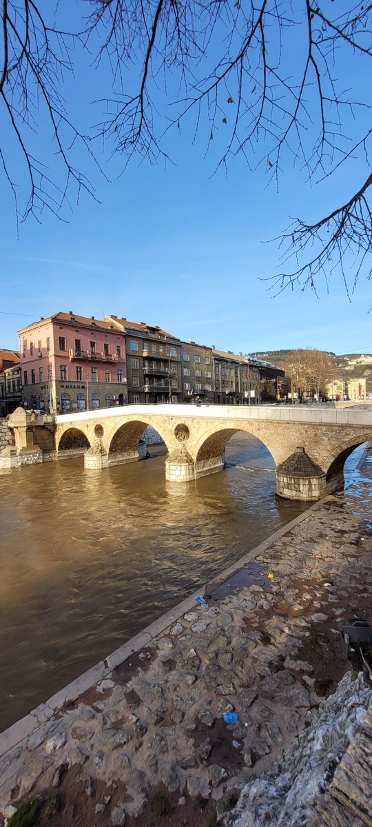 buro's tweet image. عدينا من فوق الجسر اللاتيني في سراييفو قلناعسى ولعل حد يغتالنا وتقوم حرب عالمية ثالثة محدش عبرنا😂