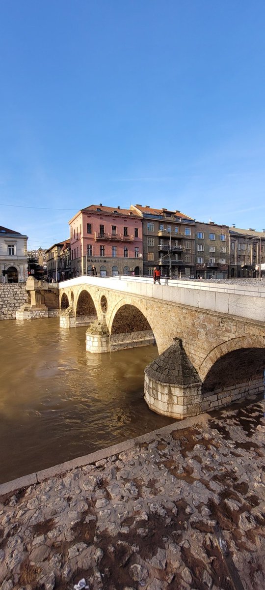 buro's tweet image. عدينا من فوق الجسر اللاتيني في سراييفو قلناعسى ولعل حد يغتالنا وتقوم حرب عالمية ثالثة محدش عبرنا😂