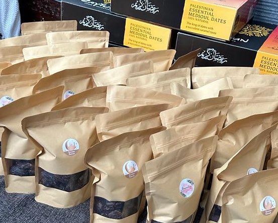 MuslimahNet_'s tweet photo. We are distributing 7 boxes of medjool dates kindly donated to our food bank - that’s 40 pouches of dates to be distributed among the 14 families we’ve been supporting this winter maashaaAllaah. May Allaah bless all those involved, aameen! https://t.co/E5jbLoG269