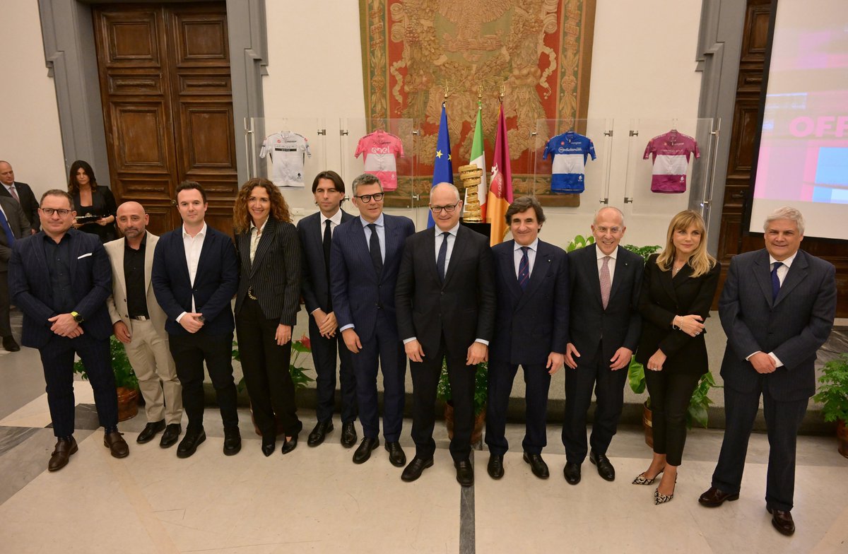 giroditalia's tweet photo. 👏 Four jerseys, four colours, plenty of passion. 

These were the ingredients of the presentation of the Jerseys of the leaders of the classifications 👉 https://t.co/JKIc6DRD3n

#Giro https://t.co/QfWCgaWvDt
