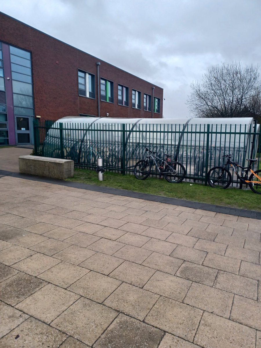 A cold and rainy afternoon at @DCC_News teaching young people bike repair skills and building positive relationships. <a href="/Hopwood2Melissa/">Melissa Hopwood</a> <a href="/GwynneMP/">Andrew Gwynne MP</a> <a href="/BillFairfoull/">Cllr Bill Fairfoull</a> <a href="/tmbc_places/">Tameside Place</a> <a href="/TamesideCouncil/">Tameside Council</a>
