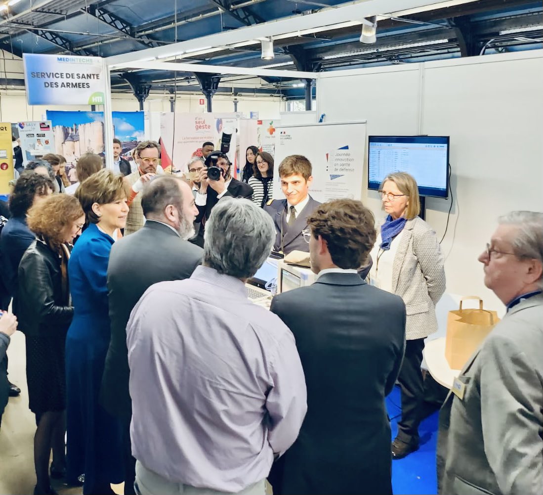 santearmees's tweet photo. [#MedInTechs] 
🔵 Visite du ministre de la @Sante_Gouv @FrcsBraun sur le stand du #SSA a @MedInTechs1

L’occasion de découvrir nos 3️⃣ #InnovationSanté : Guardian, L2MRA et Oxycos

#InnovationParticipative
#NotreDéfense @Agence_ID https://t.co/NU26sLPsXl